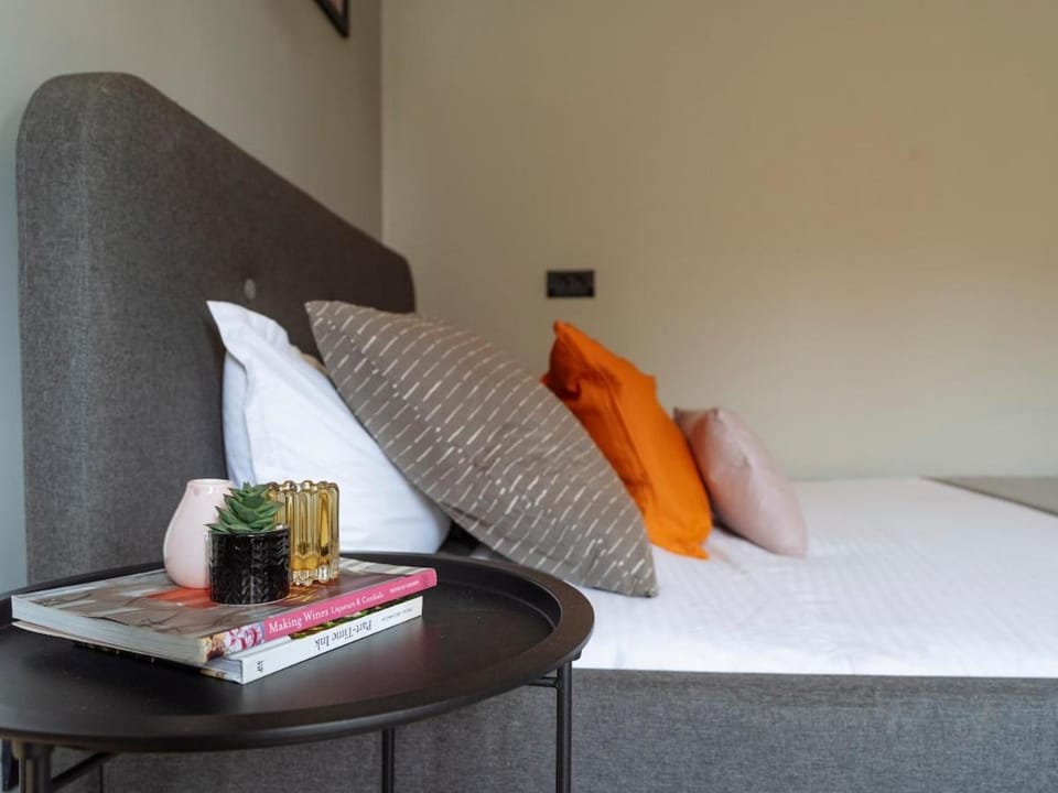 Aura - Old Town I Free street parking I Self check-in Apartment in Bucharest