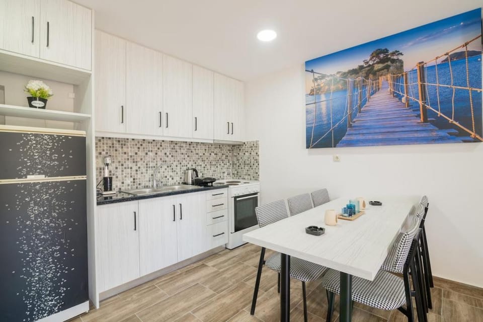 Kitchen or kitchenette, Dining area, oven, stove