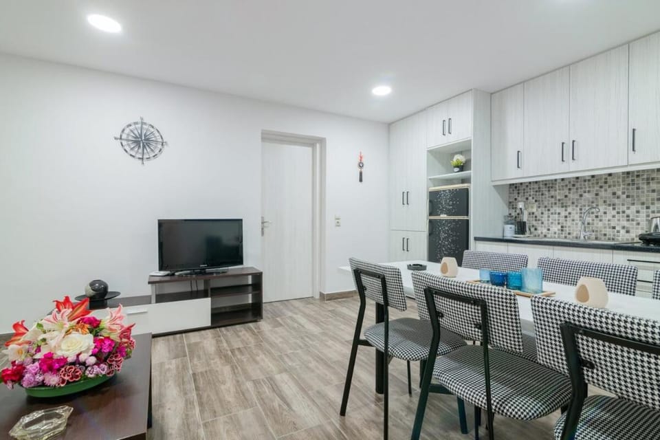 TV and multimedia, Kitchen or kitchenette, Living room, Seating area, Dining area, stove