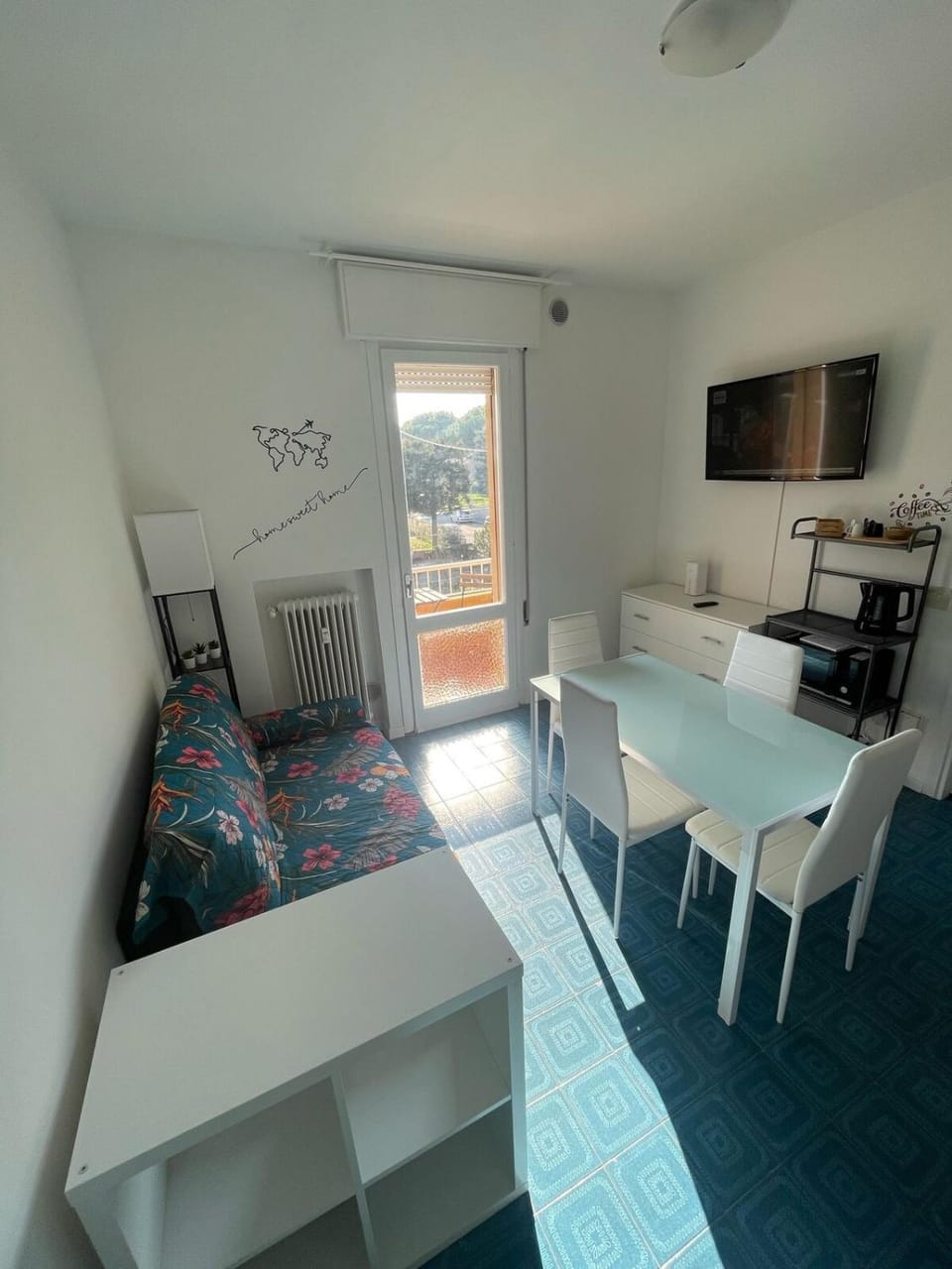 TV and multimedia, Living room, Seating area, Dining area