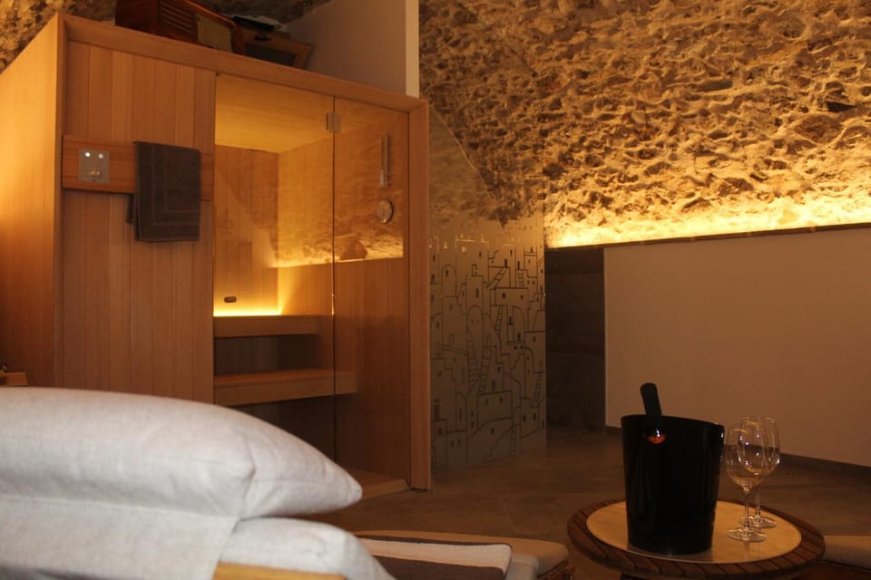 Shower, Sauna, Spa and wellness centre/facilities