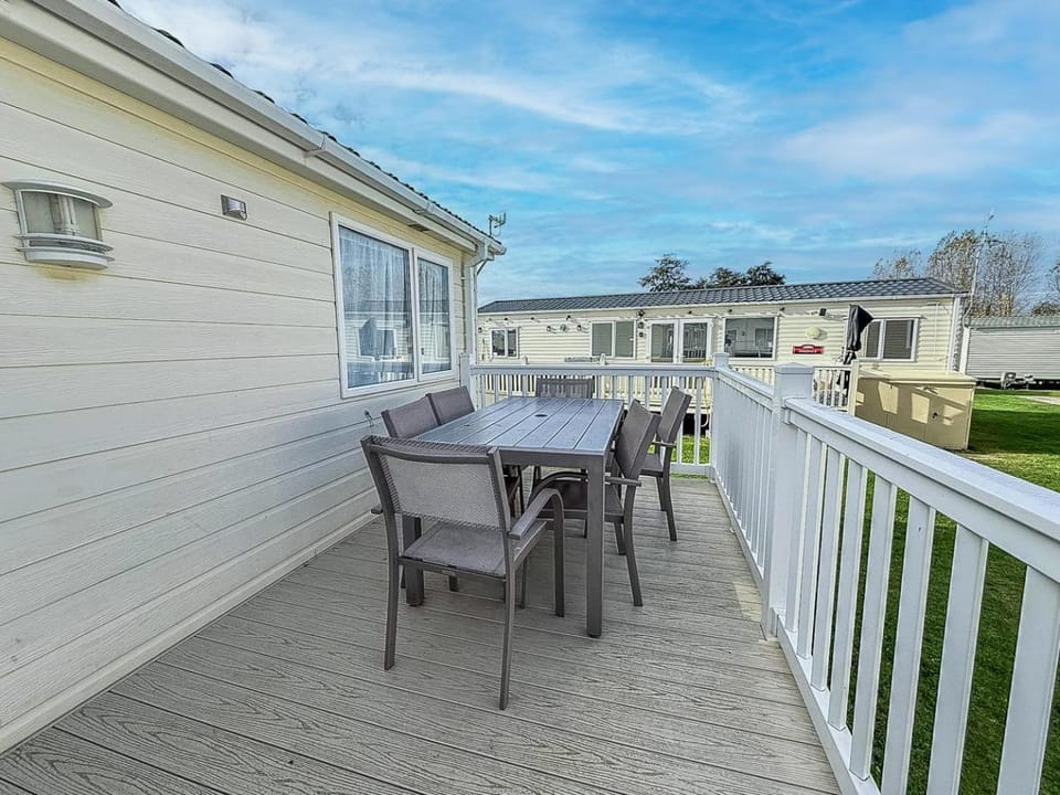 Stunning Lodge With Decking At Manor Park Near Hunstanton Beach Ref 23066W Chalet in Hunstanton