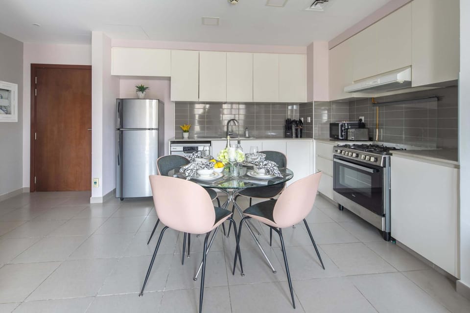 Frank Porter - Hayat Boulevard 2B Apartment in Dubai