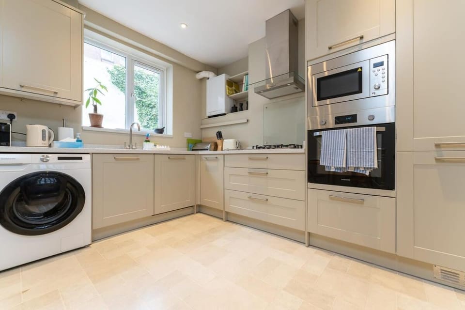 Kitchen or kitchenette, oven, stove, toaster, washing machine