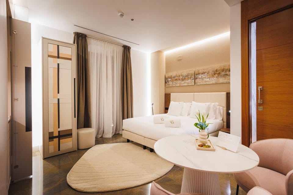 Bed, Seating area