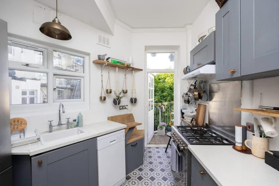 Kitchen or kitchenette, oven, stove