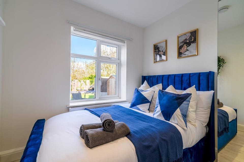 Bed, Photo of the whole room, Bedroom, towels