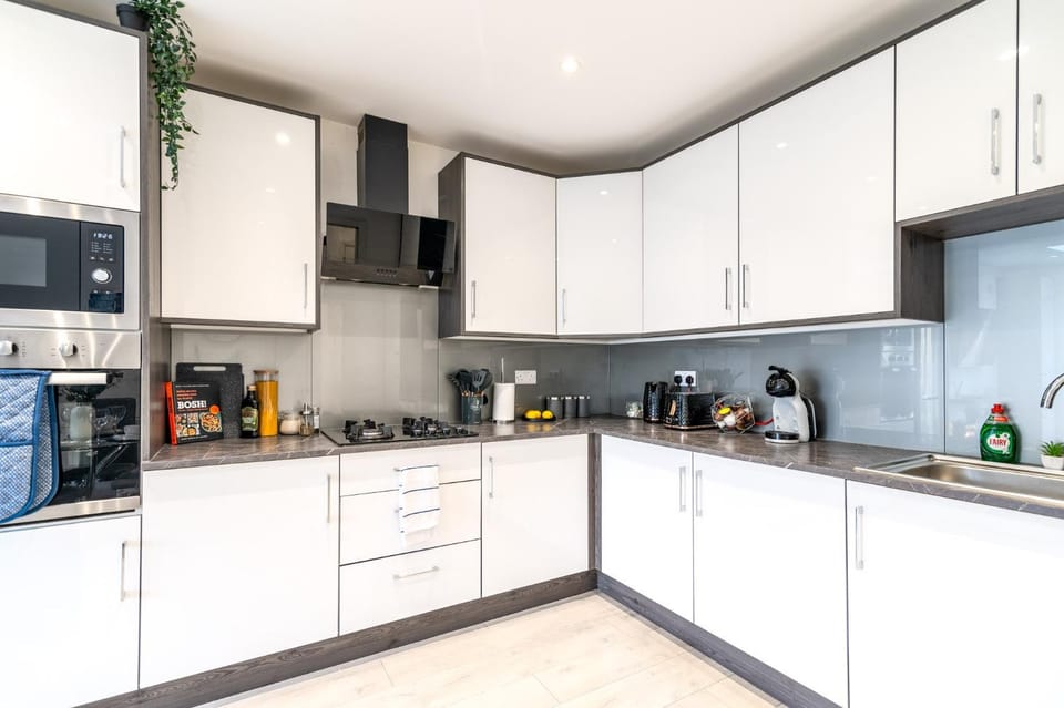 Kitchen or kitchenette, oven, toaster