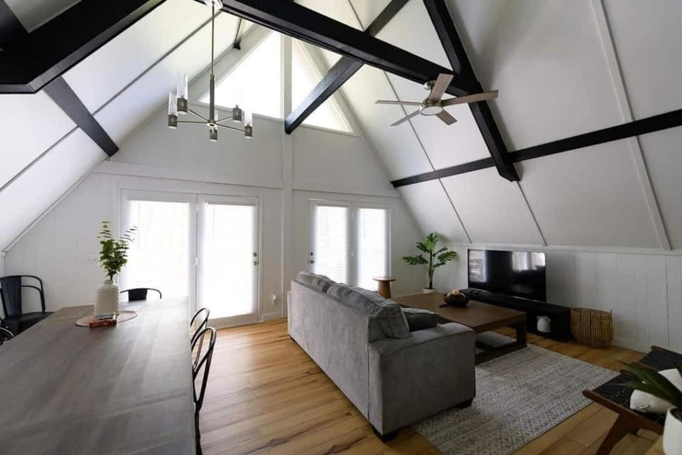 Stunning 4BR Cabin Retreat with Expansive Deck Cabin in Indiana