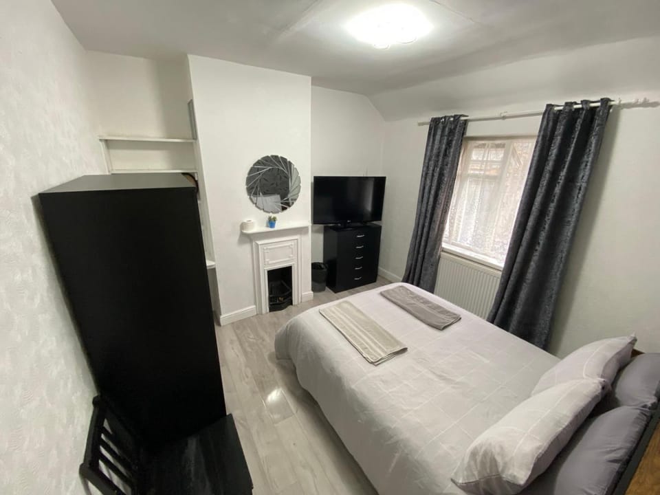 Modern bedroom with shared bathroom Bed and Breakfast in Barking