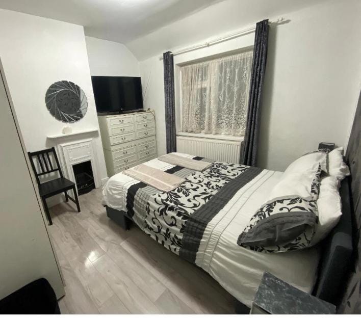 Modern bedroom with shared bathroom Bed and Breakfast in Barking