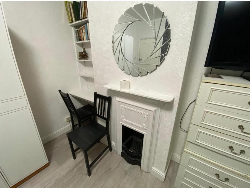 Modern bedroom with shared bathroom Bed and Breakfast in Barking