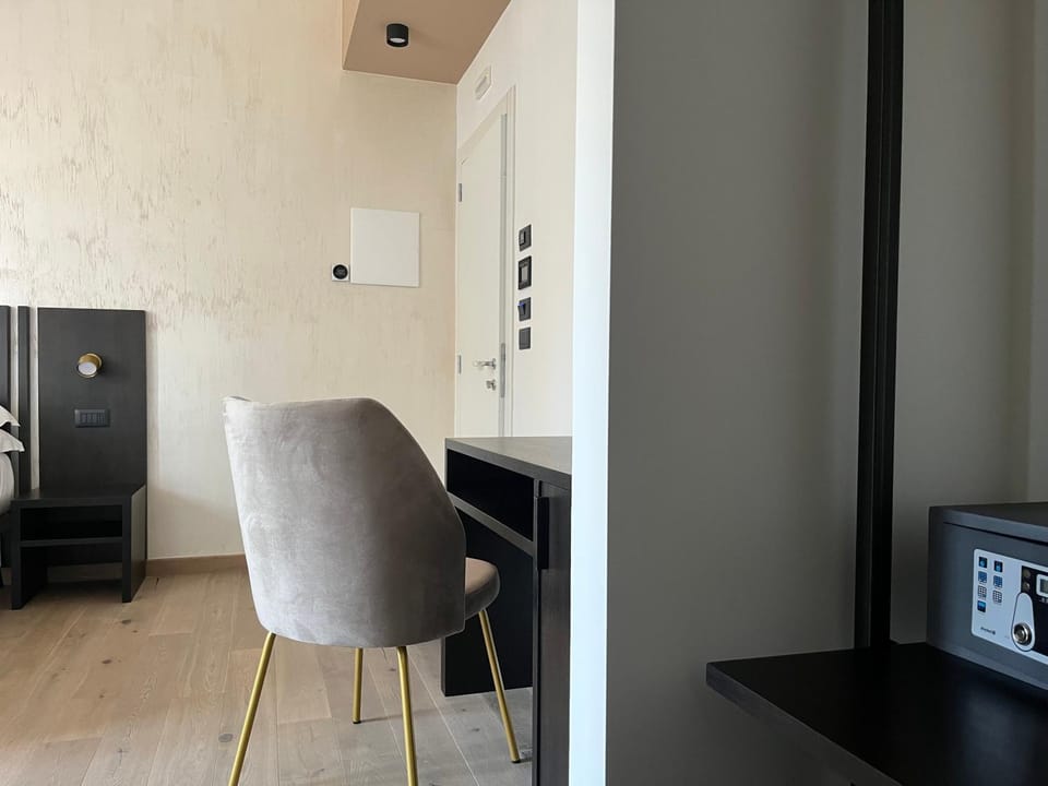 Bedroom, minibar, safe