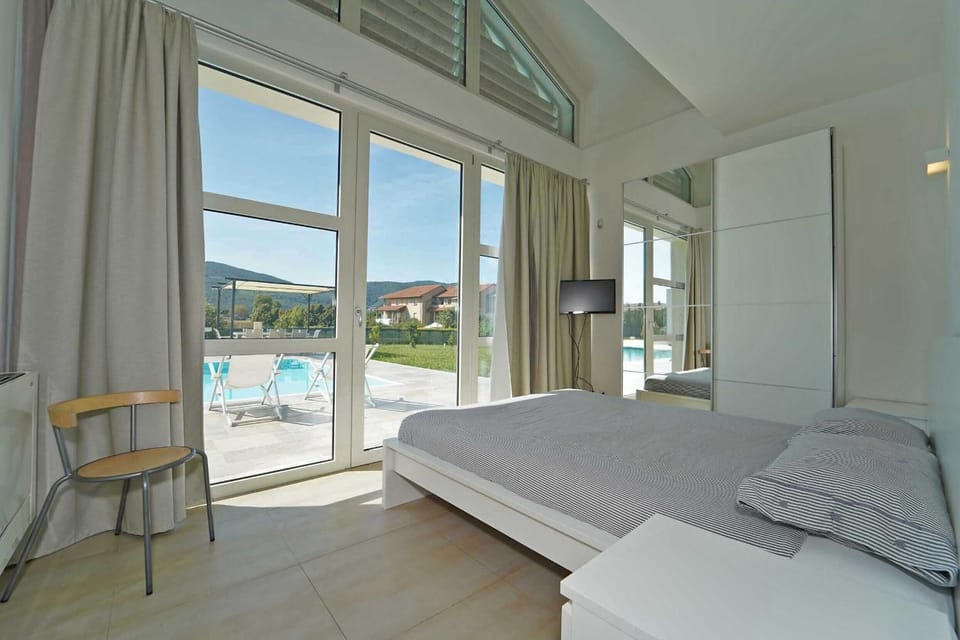 Bed, Natural landscape, Photo of the whole room, Bedroom, Pool view, Swimming pool, sunbed, towels, wardrobe, air conditioner