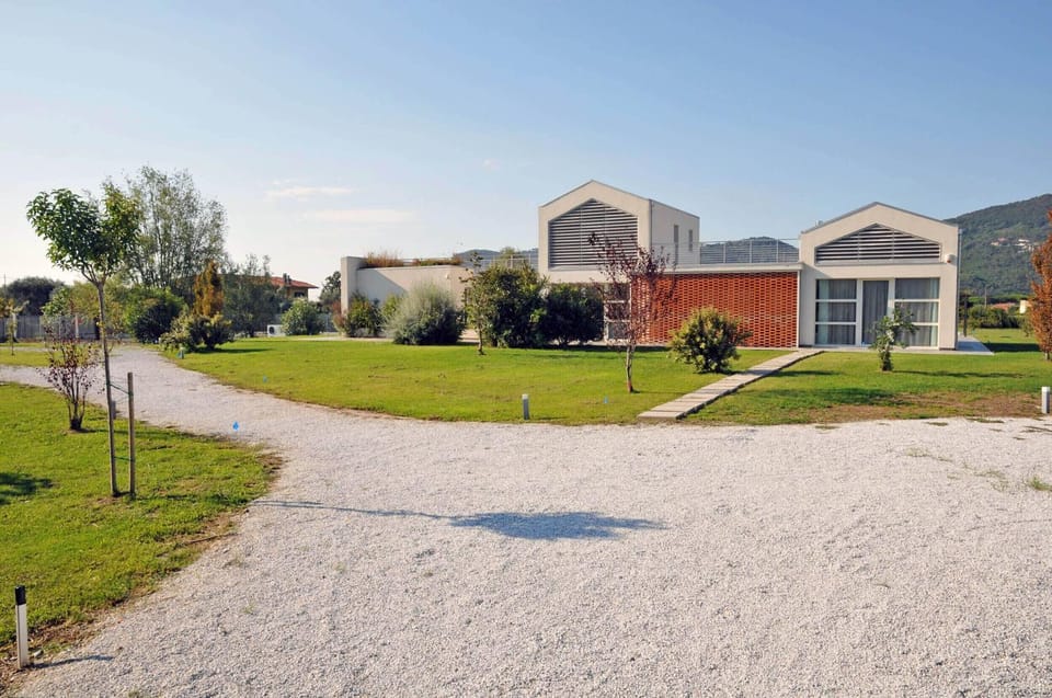 Property building, Spring, Day, Neighbourhood, Natural landscape, Garden, Garden, Garden view, Mountain view, Parking