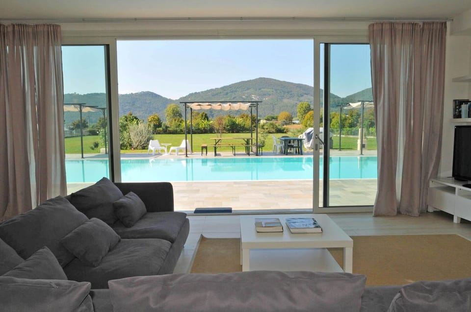 Patio, Communal lounge/ TV room, Natural landscape, TV and multimedia, Living room, Seating area, Evening entertainment, Mountain view, Pool view, Swimming pool, sunbed