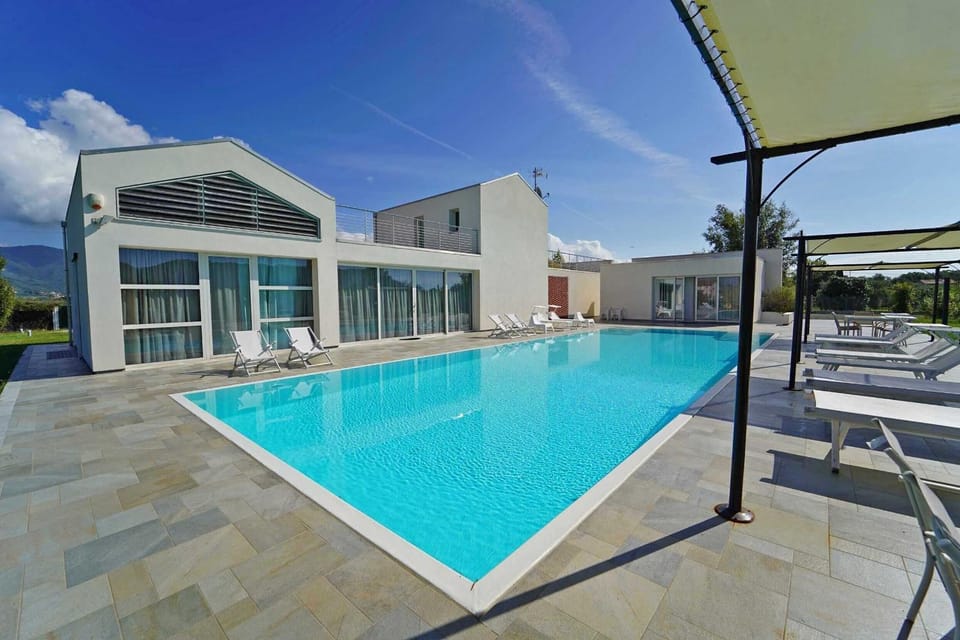 Property building, Day, Pool view, Swimming pool, Swimming pool, Open Air Bath, sunbed