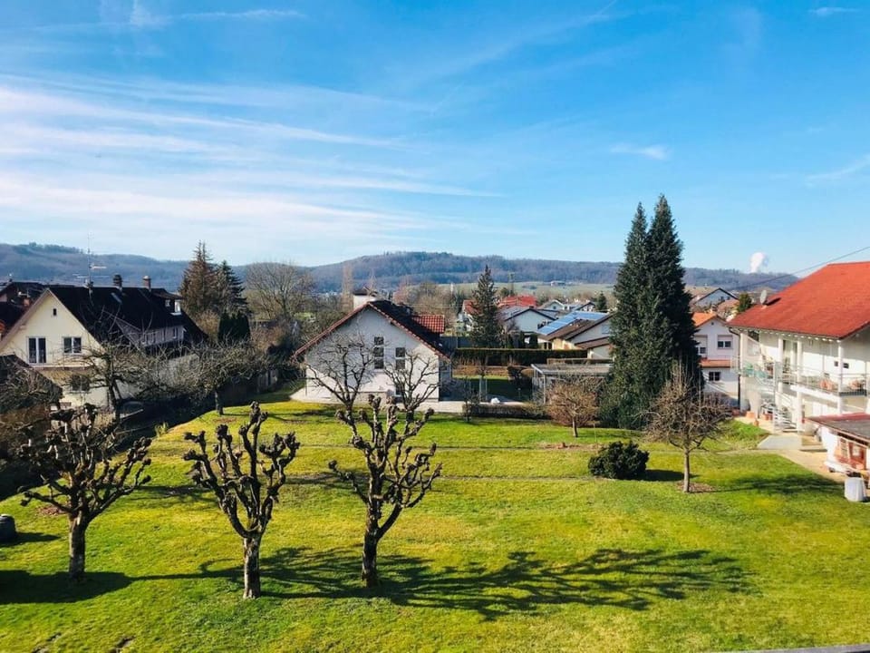Studio "Küssaburg-Blick" - grosse Dachterrasse - Boxspringbett - nahe Therme Bad Zurzach, CH Apartment in Aargau, Switzerland