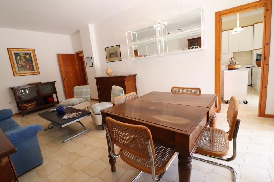 Living room, Decorative detail, Dining area