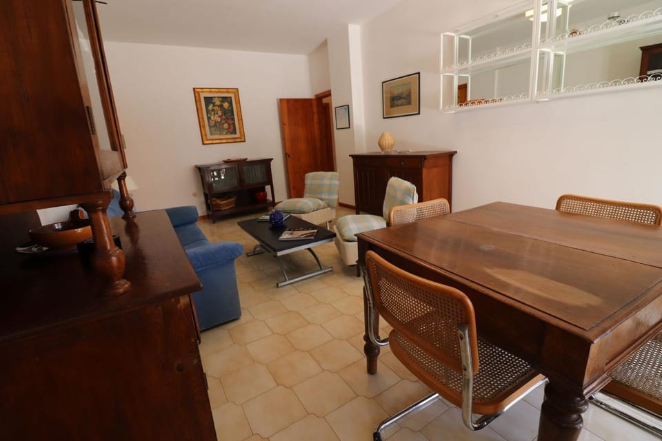 Living room, Decorative detail, Dining area