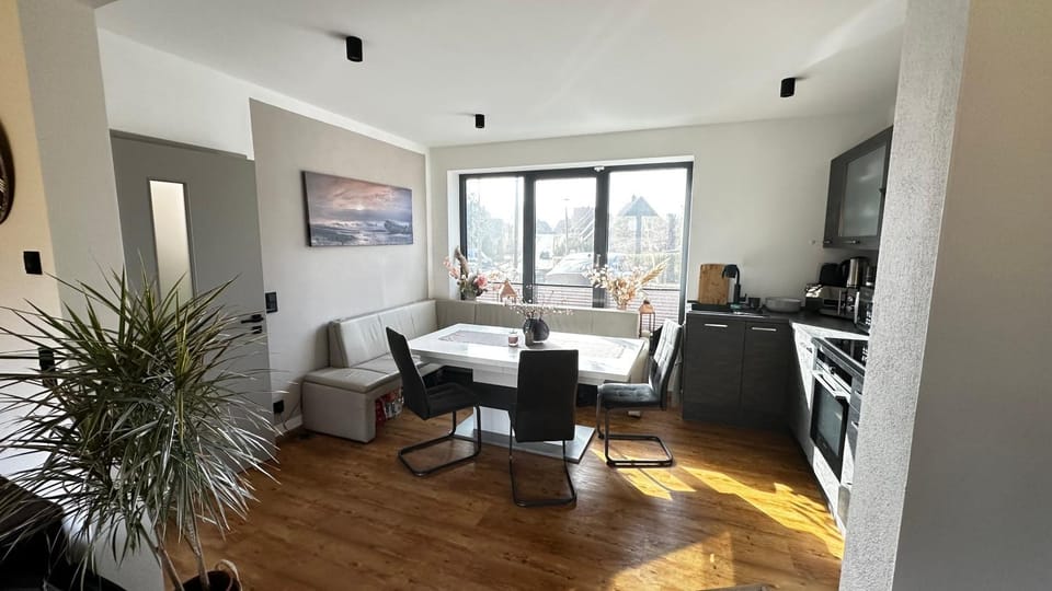 Kitchen or kitchenette, Seating area, Dining area