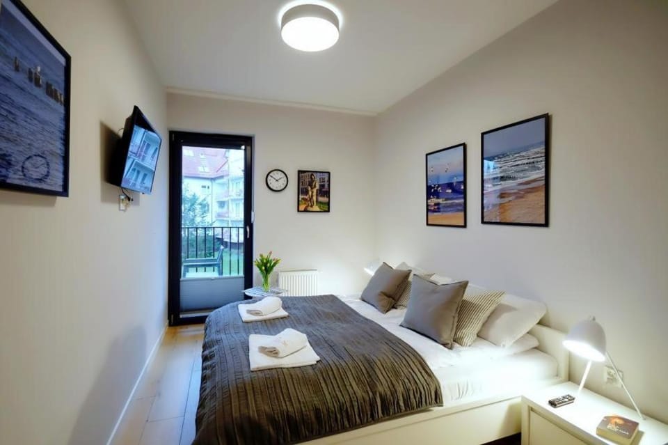 Bed, TV and multimedia, Bedroom