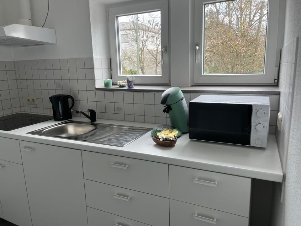 Coffee/tea facilities, Kitchen or kitchenette, stove