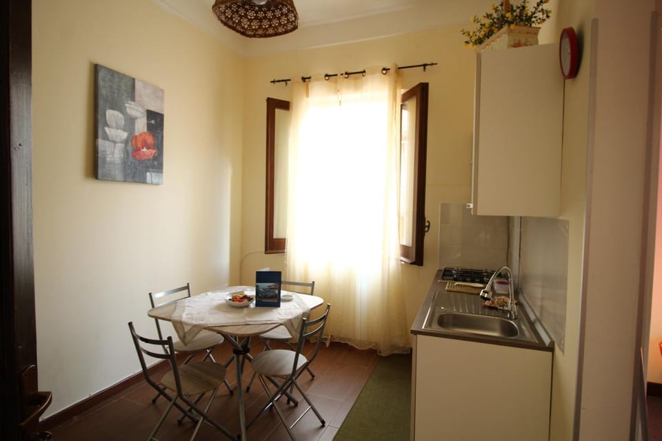 Coffee/tea facilities, Kitchen or kitchenette, Dining area