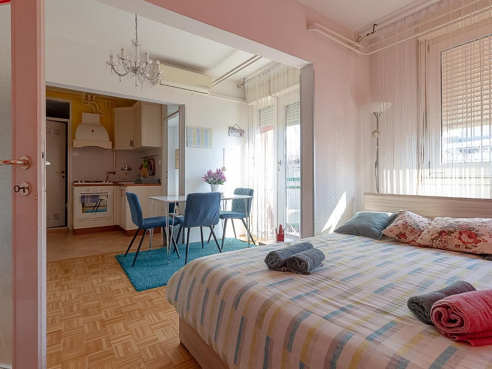 Living room, Seating area, kitchen