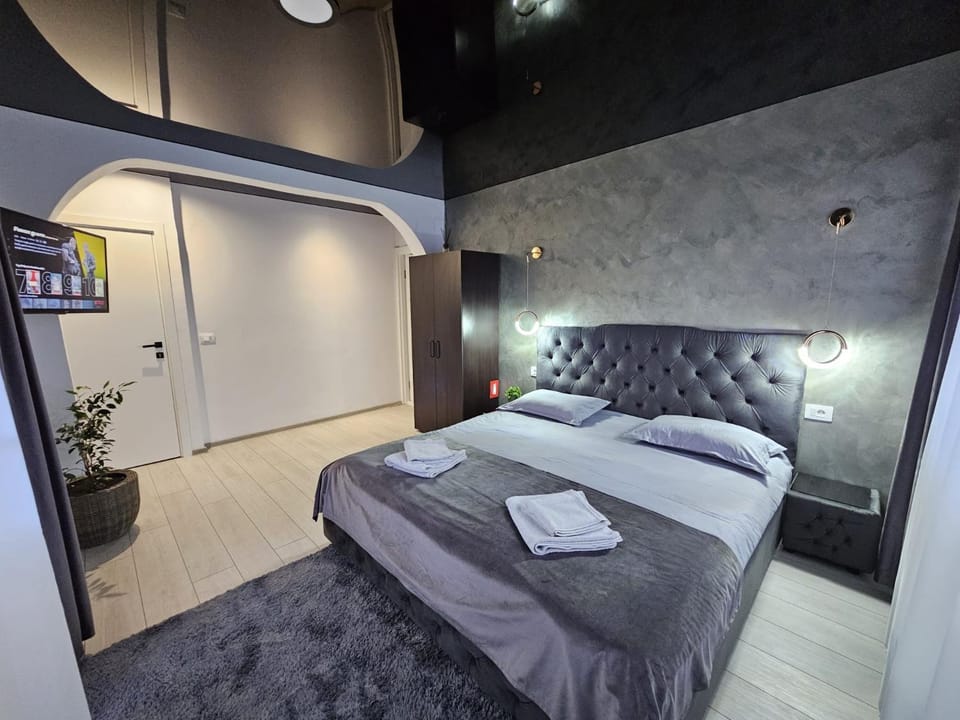 Bed, Photo of the whole room, Bedroom, towels