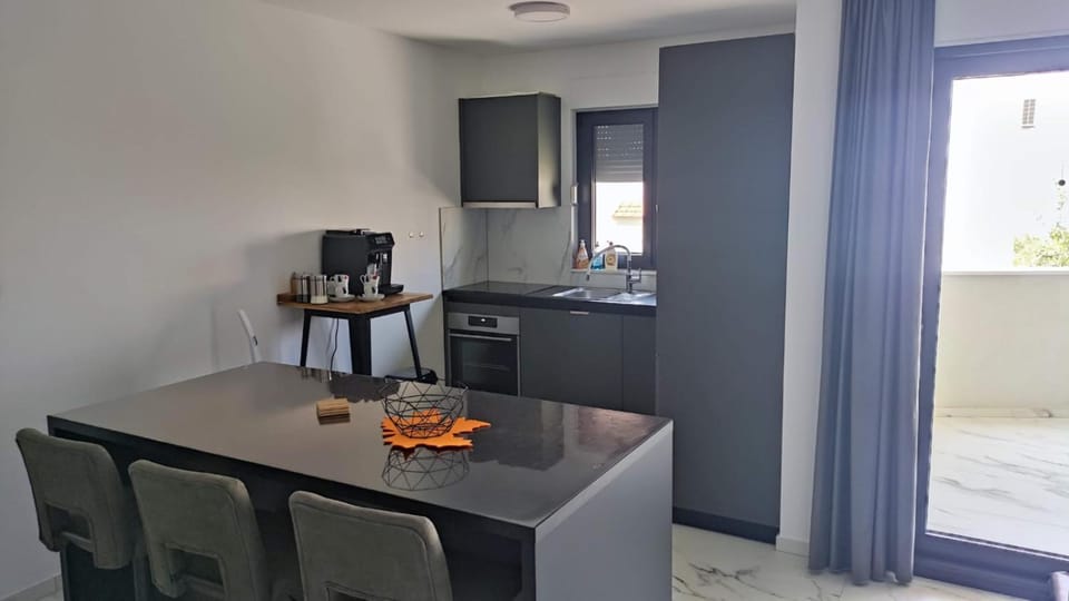Kitchen or kitchenette, oven