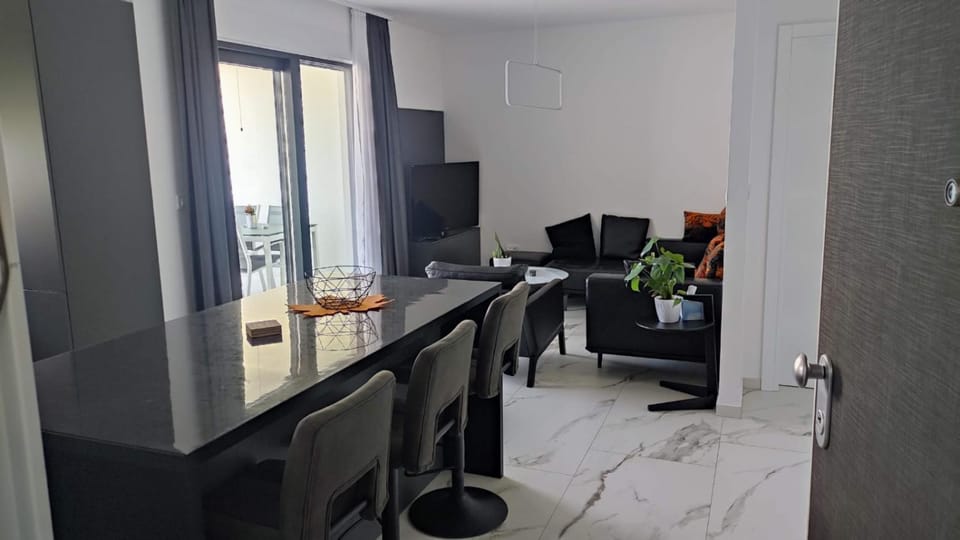 TV and multimedia, Living room, Seating area, Dining area