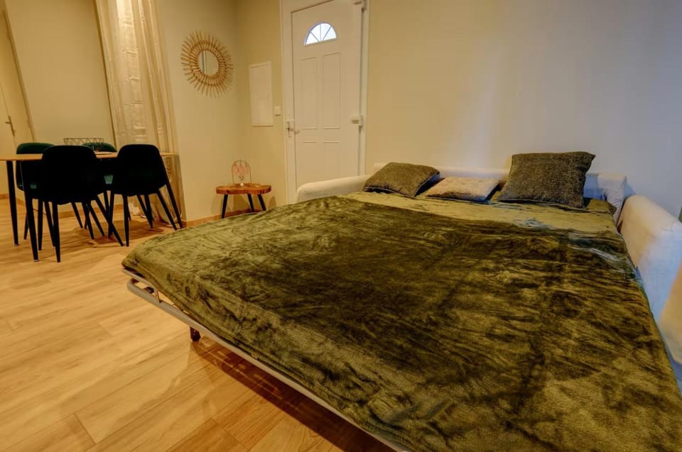 Bed, Living room