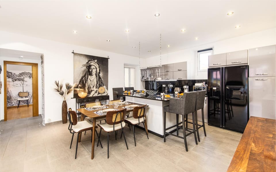 Kitchen or kitchenette, Living room, Dining area, stove