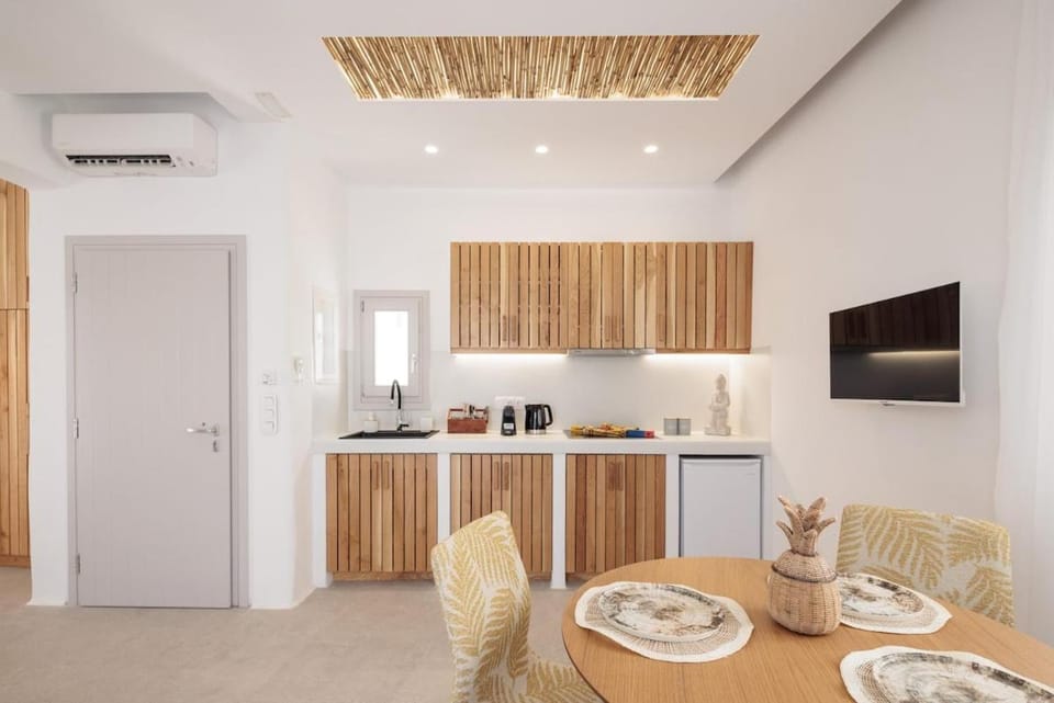 TV and multimedia, Coffee/tea facilities, Kitchen or kitchenette, Dining area, stove
