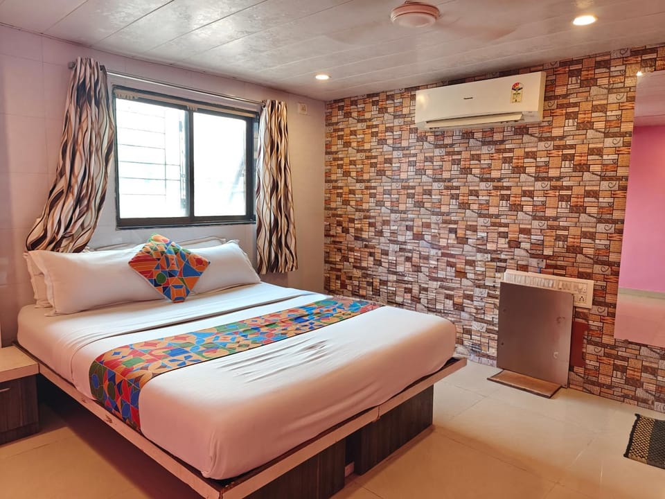 Bed, Living room, Photo of the whole room, Bedroom, towels, air conditioner