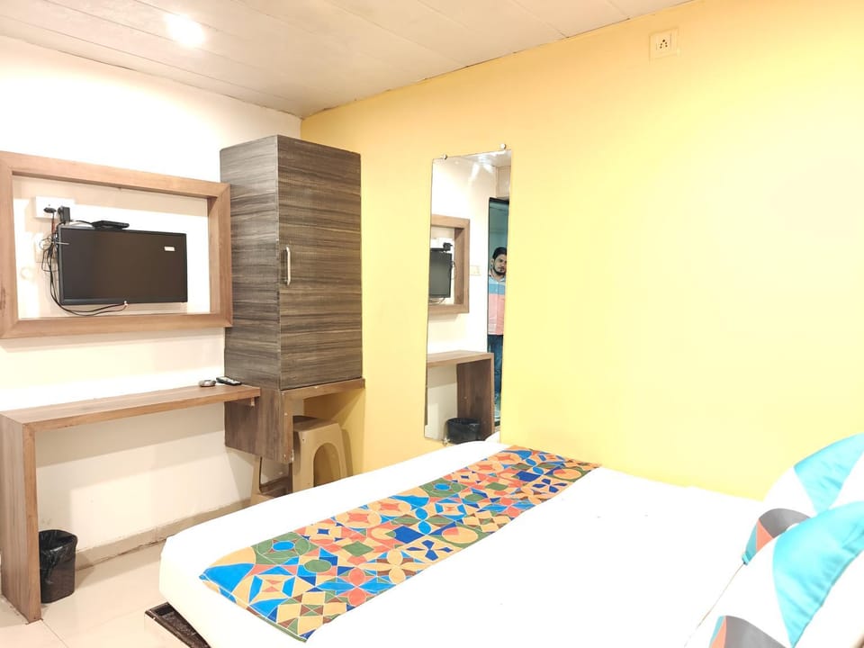 TV and multimedia, Photo of the whole room, Seating area, Bedroom