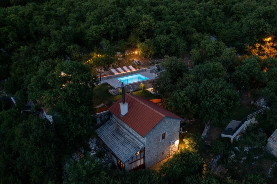 Property building, Natural landscape, Bird's eye view, Pool view, Swimming pool