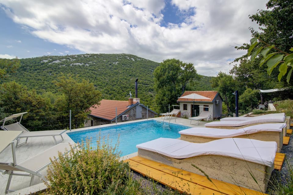 Day, Natural landscape, Mountain view, Pool view, Swimming pool, sunbed