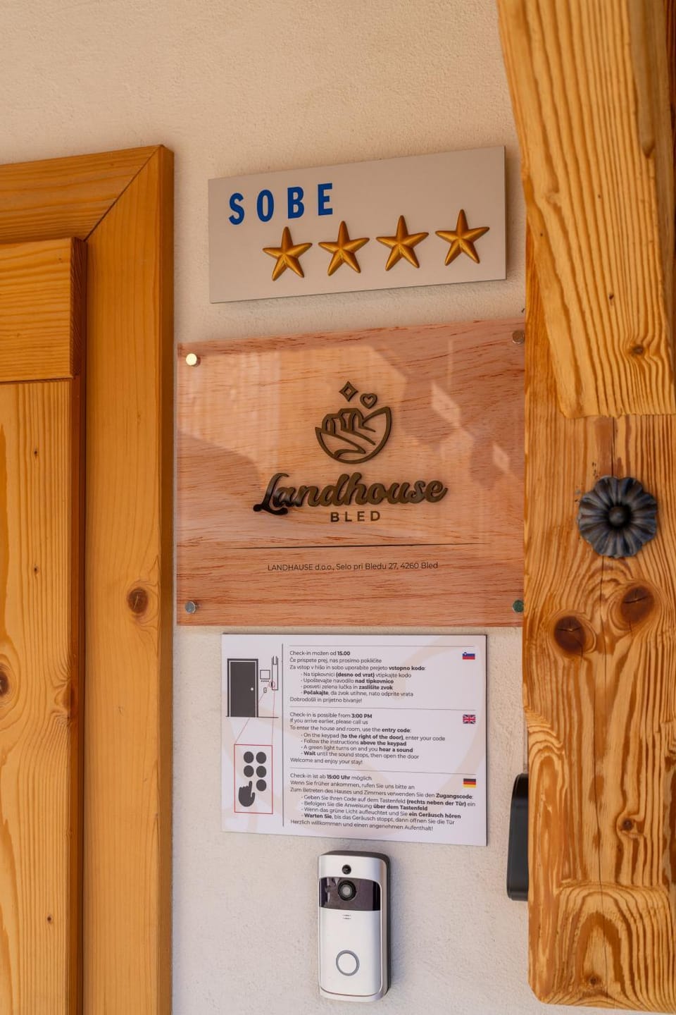 Property building, Facade/entrance, Decorative detail, Logo/Certificate/Sign, Certificate/Award