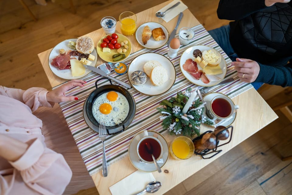 Decorative detail, Food, Breakfast, Continental breakfast, Drinks, group of guests, heating, internet