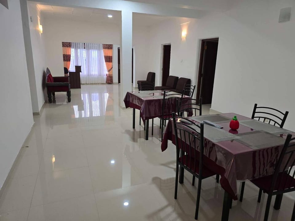 Restaurant/places to eat, Seating area, Dining area