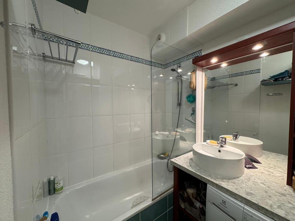 Bathroom, Bath, towels