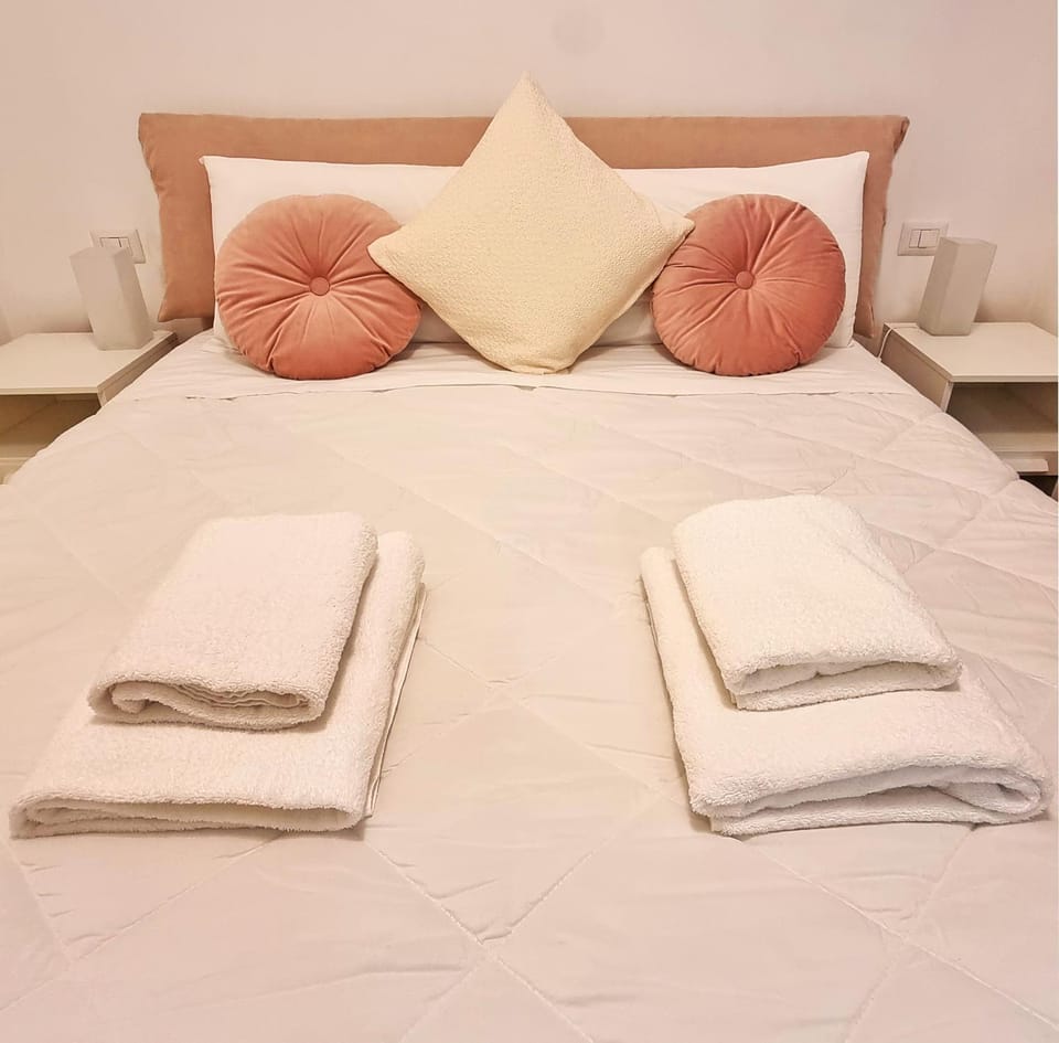Bed, Bedroom, towels