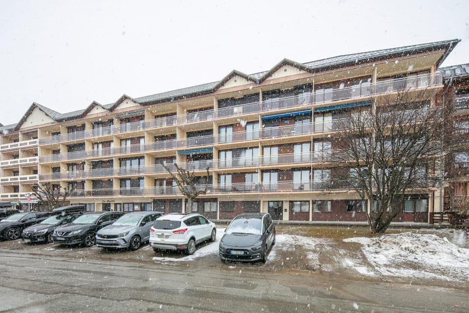 Property building, Neighbourhood, Location