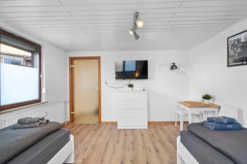 Bed, TV and multimedia, Photo of the whole room, Bedroom, towels