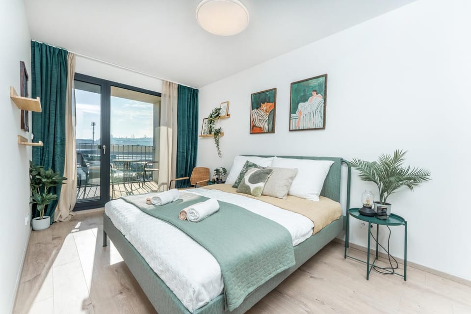 Bed, View (from property/room), Photo of the whole room, Bedroom, City view, towels