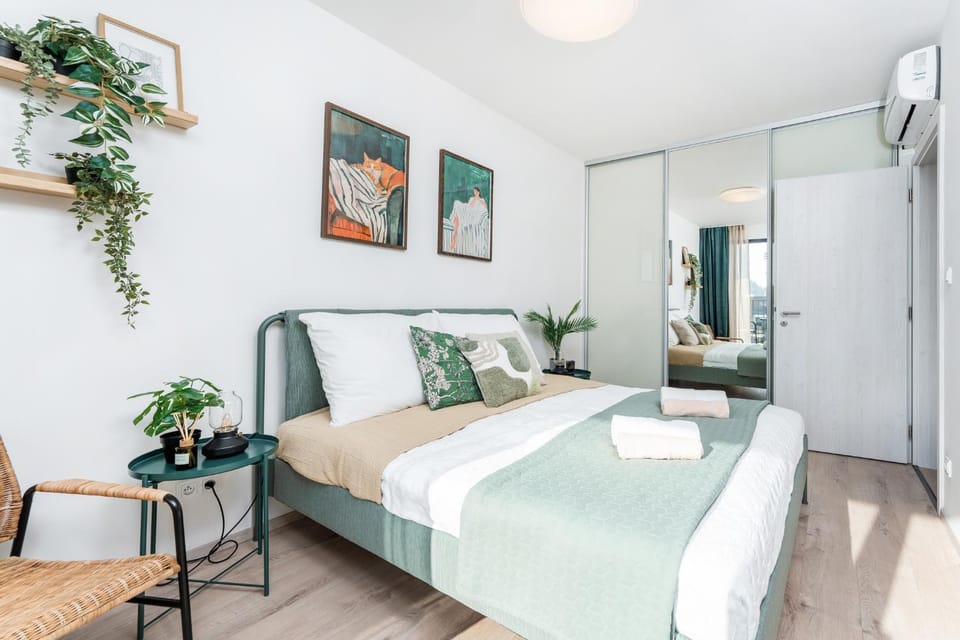 Bed, Photo of the whole room, Seating area, Bedroom, wardrobe, air conditioner
