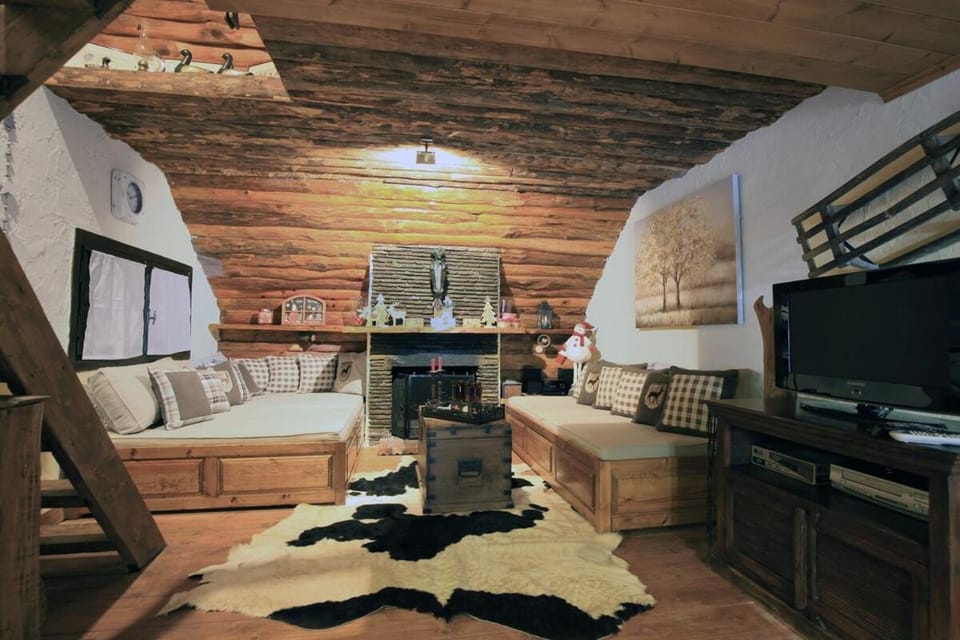 Bed, Living room