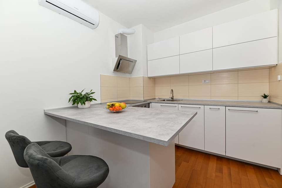 Kitchen or kitchenette, kitchen, kitchen
